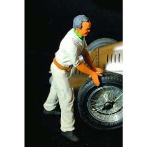 Mechaniker mit weissem Overall schiebend
